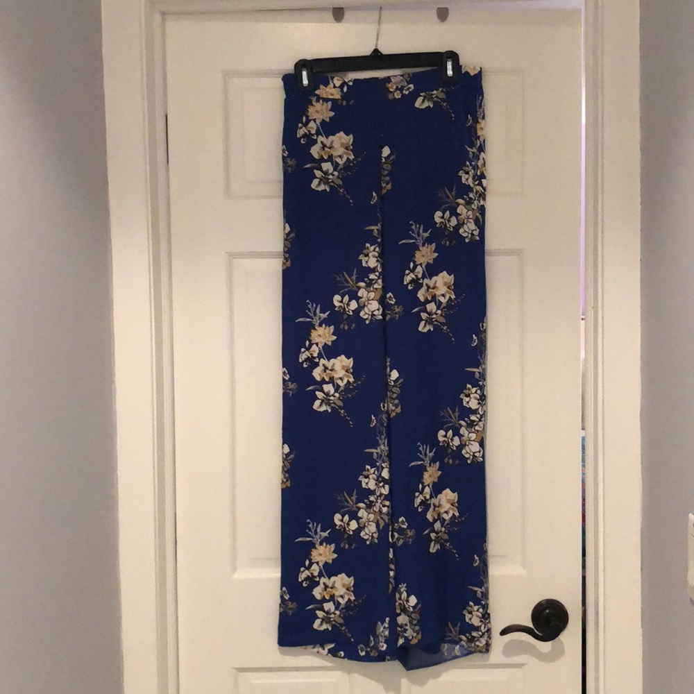 Wide leg blue floral pants! Classy trousers
